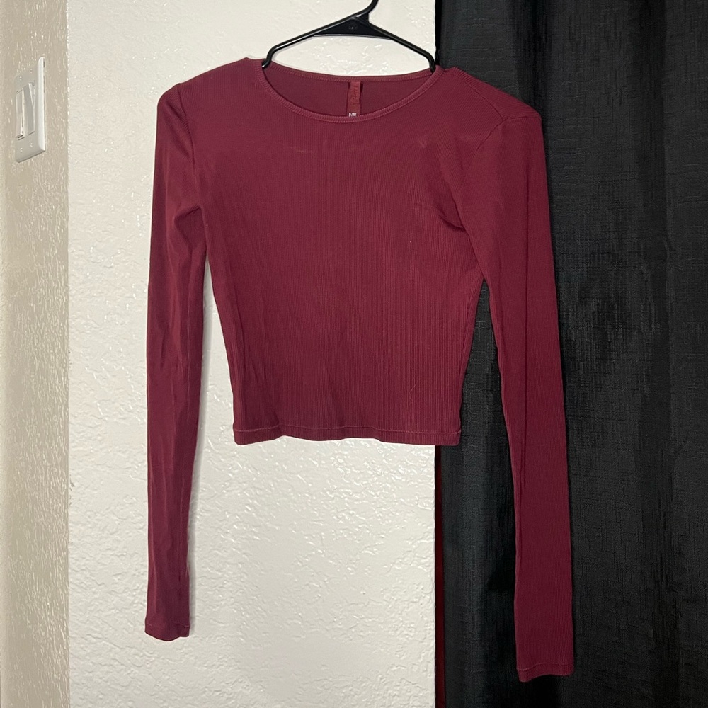 SKIMS long sleeve ribbed cropped maroon t-shirt